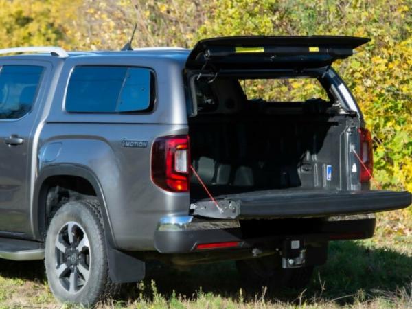 Hardtop mit aufklappbarer Seitenscheibe (Beifahrerseite), mit aufstellbarer Seitenscheibe (Fahrerseite) in Wagenfarbe lackiert, für VW Amarok Doppelkabiner, Modell 2023